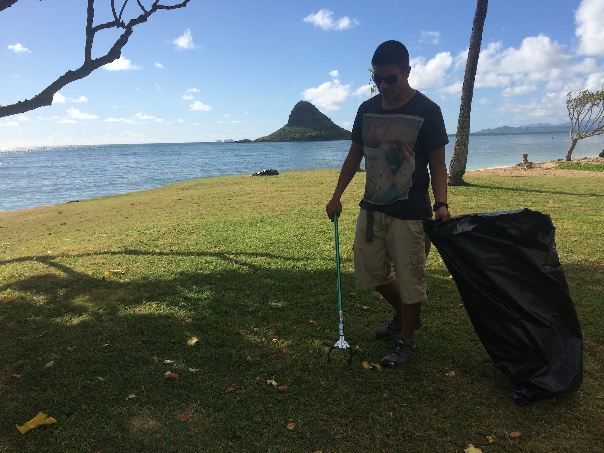 The 477th Maintenance Squadron Airmen TDY in Hawaii showed their commitment to community service by organizing and participating in the clean up program “Cache In, Trash Out” on the beaches of Hawaii May, 2017.
