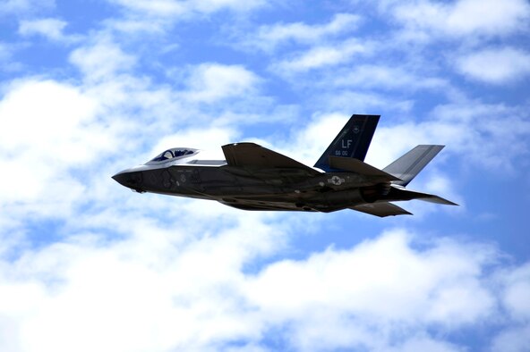 Un F-35A Lightning II eleva a través del cielo 17 de de julio de, 2017 a Luke Air Force Base, Ariz. El primer curso básico de F-35A Lightning II en Lucas llevó a cabo el vuelo de culminación enfrentan hoy a los F-35 contra los F-16 Fighting Falcon en una Simulado de combate.  (Foto de la fuerza aérea de los EEUU / primera clase Pedro Mota del aviador)