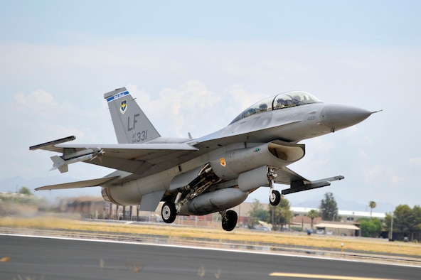 Un piloto del F-16 Fighting Falcon despega el 17 de julio de 2017 en la Base de las Fuerzas Aéreas de Luke, Arizona. El piloto fue parte del vuelo del primer vuelo F-35A Lightning II en Luke.  (Foto de la fuerza aérea de los EEUU / primera clase Pedro Mota del aviador)