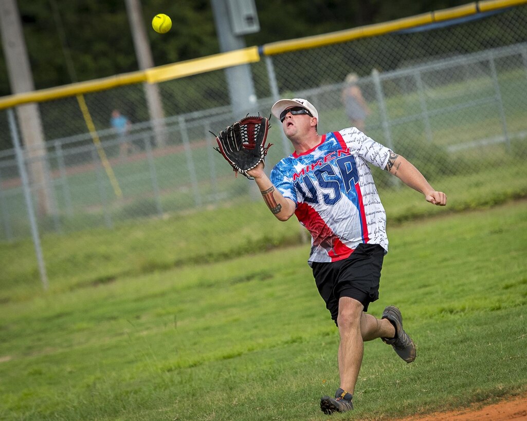 Justin Nunley, 96th Maintenance Squadron softball team outfielder, snags a fly-ball during an intramural game against the 359th Training Squadron team July 17 at Eglin Air Force Base, Fla.  The league-leading Maintainers pounded the training squadron 10-5 to improve to 9-1 on the season.  (U.S. Air Force photo/Samuel King Jr.)