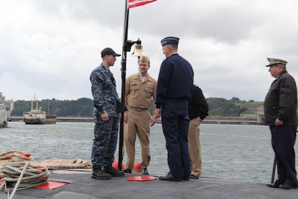 United States Air Force Gen. John E. Hyten, commander of U.S. Strategic Command (USSTRATCOM), talks with sailors on the U.S. Navy Los Angeles-class fast attack submarine USS Hartford (SSN 768) in Brest, France, July 10, 2017. While on board, he toured the submarine, received briefings and met with the crew. Hyten is visiting Europe to deepen relationships with senior U.S. and allied military leaders and better integrate USSTRATCOM capabilities with other combatant commands.