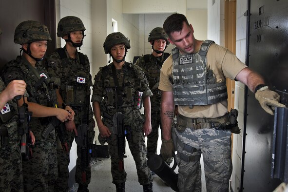 U.S. Air Force Staff Sgt. Cliff Coppenbarger teaches a group of ROK Special Forces members building clearing procedures during joint combat training at Osan Air Base, Republic of Korea, July 19, 2017. The sessions included different types of combat techniques that might need to be employed during combat situations, including hand to hand combat and combat shoot communication. (U.S. Air force photo by Airman 1st Class Gwendalyn Smith)