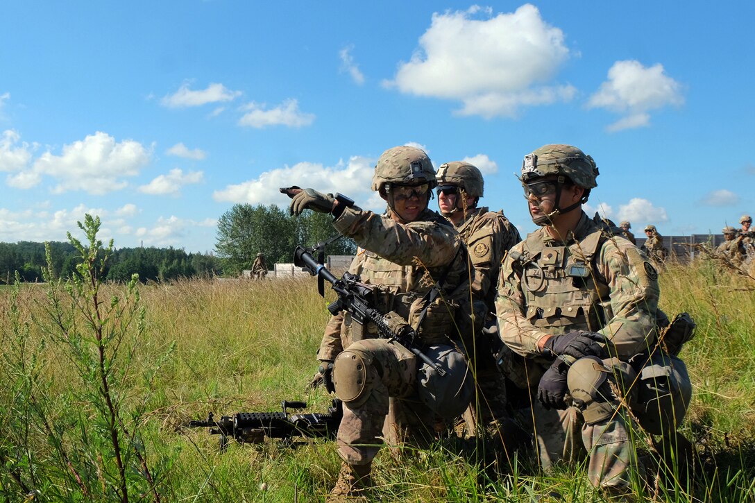 Battle Group Poland soldiers locate their sector of fire during the Bull Run training exercise in Suwalki, Poland, July 16, 2017. Army photo by Spc. Kevin Wang