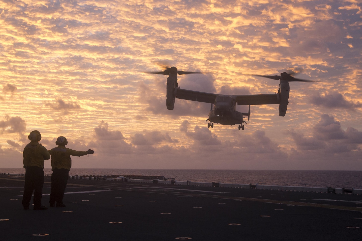 An MV-22B Osprey tiltrotor aircraft prepares to land aboard the USS Bonhomme Richard (LHD 6) during Exercise Talisman Saber 17 while underway in the Pacific Ocean, June 10, 2017. The MV-22 belongs to Marine Medium Tiltrotor Squadron 265 (Reinforced), part of the Aviation Combat Element of the 31st Marine Expeditionary Unit. Talisman Saber is a biennial exercise designed to improve the interoperability between Australian and U.S. forces. The 31st MEU is taking part in Talisman Saber while deployed on a regularly-scheduled patrol of the Indo-Asia-Pacific region. (U.S. Marine Corps photo by Lance Cpl. Amy Phan/Released)
