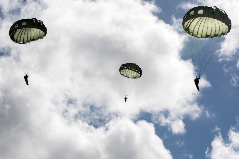 SCHOFIELD BARRACKS – Marines with 4th Force Reconnaissance Company descend after conducting a static line airborne jump from a CH-47 Chinook helicopter at Schofield Barracks, July 14, 2017. The Marines trained with U.S. Army Special Forces to maintain proficiency in completing static line and high altitude free fall airborne jumps. (U.S. Marine Corps photo by Lance Cpl. Isabelo Tabanguil)