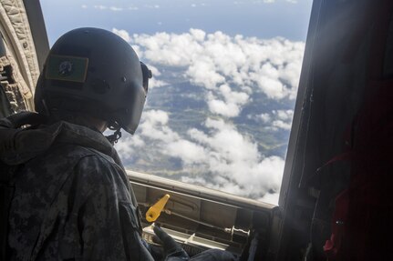 SCHOFIELD BARRACKS – A U.S. Army crew chief observes the outside of CH-47 Chinook helicopter during a high altitude airborne jump at Schofield Barracks, July 14, 2017. Marines with 4th Force Reconnaissance Company trained with U.S. Army Special Forces to maintain proficiency in completing static line and high altitude free fall airborne jumps. (U.S. Marine Corps photo by Lance Cpl. Isabelo Tabanguil)
