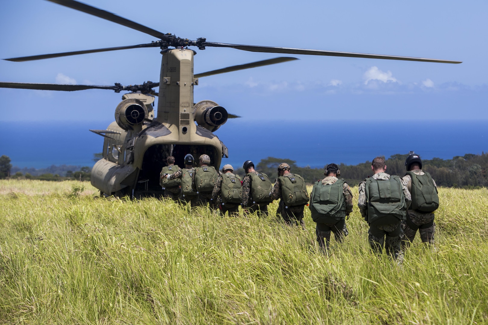 Drop Feet First: Recon Marines Conduct Airborne Jumps > U.S. Indo