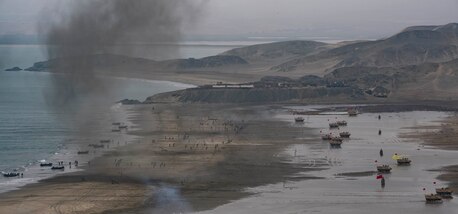 SALINAS, Peru (July 22, 2017) U.S. and Peruvian Sailors conduct a joint amphibious landing demonstration during UNITAS 2017. UNITAS is an annual, multi-national exercise that focuses on strengthening our existing regional partnerships and encourages establishing new relationships through the exchange of maritime mission-focused knowledge and expertise during multinational training operations. (U.S. Navy photo by Mass Communication Specialist 2nd Class Bill Dodge/Released)