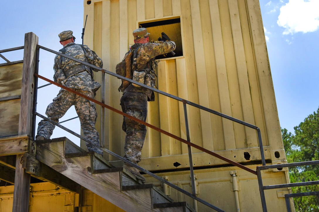 South Carolina Army National Guard members search a building before breaching a room during the Spur Ride at McCrady Training Center in Eastover, S.C., July 14, 2017. Army National Guard photo by Spc. Chelsea Baker