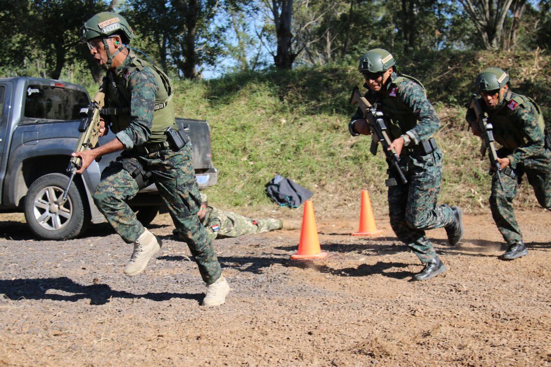 Peruvian competitors run toward a live-fire shoot house July 22, 2017 during a combined assault event at Fuerzas Comando in Cerrito, Paraguay. Competitors in this event attempt to clear a building and rescue a simulated hostage as efficiently as possible. The event focuses on developing teamwork and sharpening competitors' tactical skills. (U.S. Army photo by Sgt. 1st Class James Brown/Released)