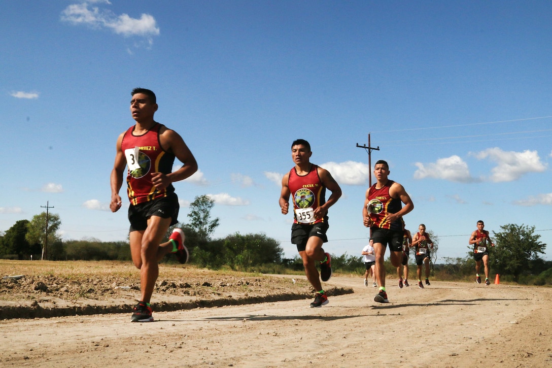 Members of Guatemala’s special operations team work together during a 4-mile run at Vista Alegre in Villa Hayes, Paraguay, July 17, 2017, part of Fuerzas Comando 2017. Army photo by Spc. Elizabeth Williams
