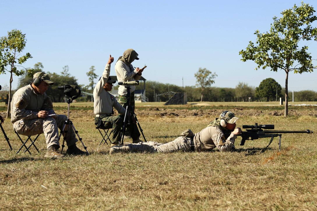 A judge gives the thumbs-up gesture, signaling that a member of the Chilean’s special operations team hit his target during the FBI shooting event at Vista Alegre in Villa Hayes, Paraguay, July 19, 2017, part of Fuerzas Commando 2017. Army photo by Sgt. Christine Lorenz