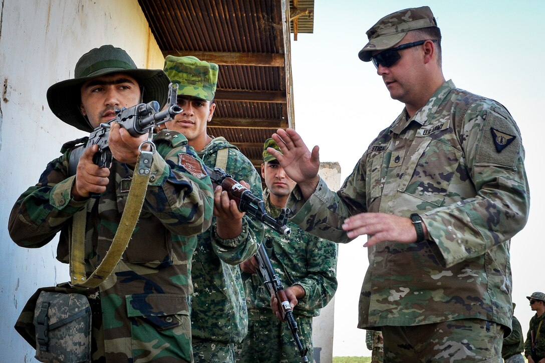 A U.S. soldier instructs a Tajik service member on the proper handling of a weapon during a field training exercise that's part of multinational exercise Regional Cooperation 2017 in Fakhrabad, Tajikistan, July 17, 2017. Air Force photo by Staff Sgt. Michael Battles