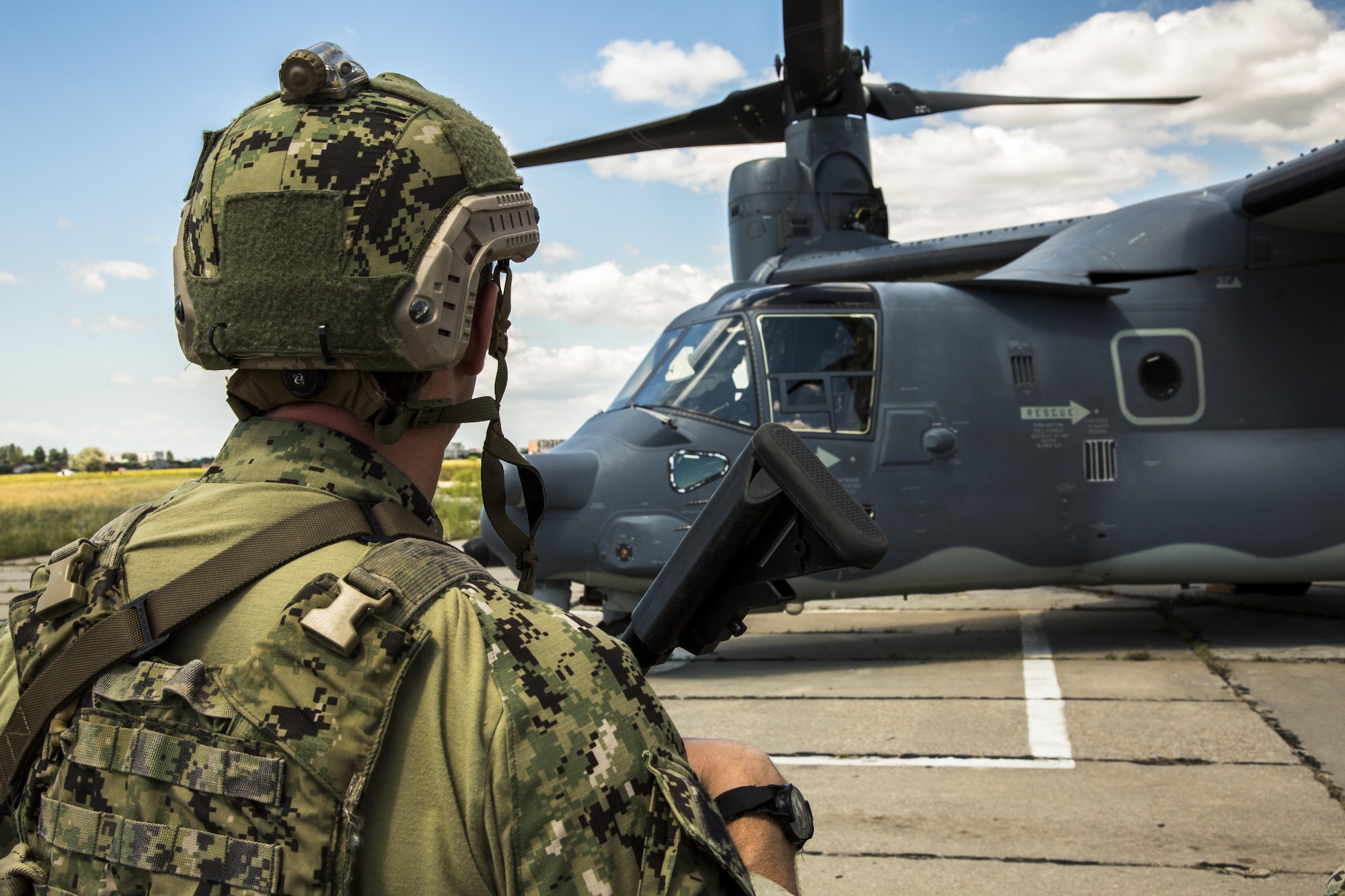 Ukrainian SOF prepare to board a U.S. CV-22 Osprey during exercise Sea Breeze 17, July 15, 2017 in Ukraine. Sea Breeze is a U.S. and Ukraine co-hosted multinational maritime exercise held in the Black Sea and is designed to enhance interoperability of participating nations and strengthen maritime security within the region. (Photo by U.S. Army Sgt. Jeffrey Lopez)