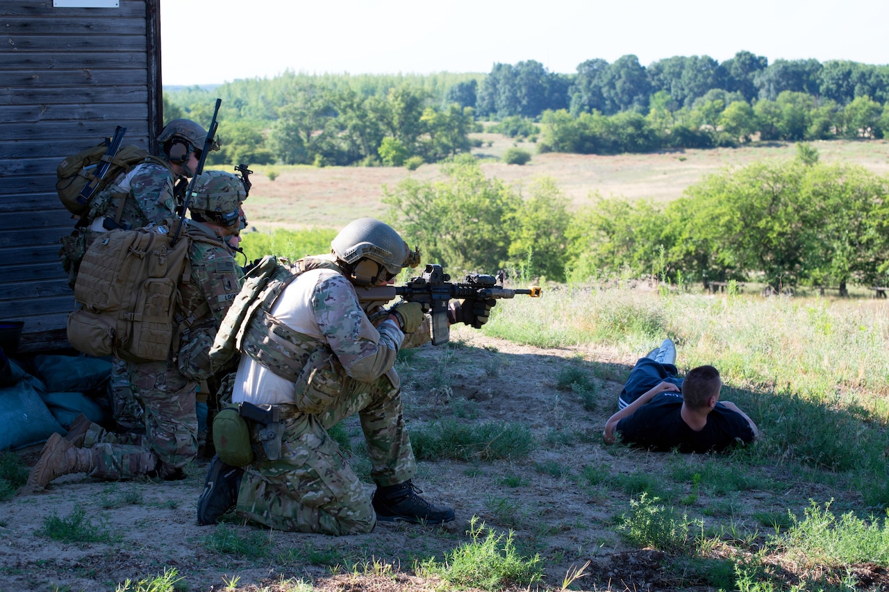 Hungarian special operations forces, and U.S. paratroopers assigned to the Army’s 173rd Airborne Brigade engage an enemy quick reaction force during exercise Black Swan in Szolnik, Hungary, July 21, 2017. Army photo  by Staff Sgt. Aaron Duncan