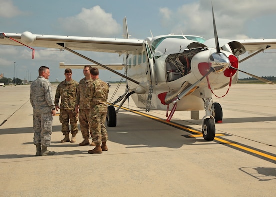 Lt. Gen. Brad Webb, commander of Air Force Special Operations Command, visits with Air Commandos and their Reserve counterparts at Duke Field, Florida during his visit to the base July 26, 2017. While here, Webb received an update on specialized missions involving Duke's Combat Aviation Advisors, Non Standard Aviation assets and special operations maintenance initiatives -- all of which are Total Force Integration programs perfomed daily in support of AFSOC. (U.S. Air Force photo/TSgt. Kenneth McCann)