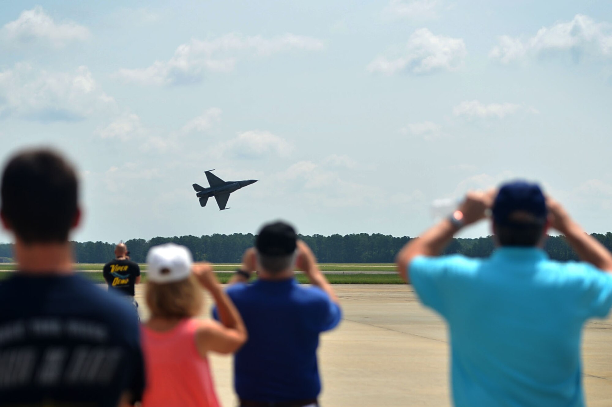 Local aviators view an F-16 Viper Demonstration Team aerial practice at Shaw Air Force Base, S.C., July 28, 2017. Participating aviators received the opportunity to view an F-16 Viper Demonstration Team aerial practice, F-16CM Fighting Falcon static display and attend a mid-air collision avoidance briefing. (U.S. Air Force photo by Senior Airman Christopher Maldonado)