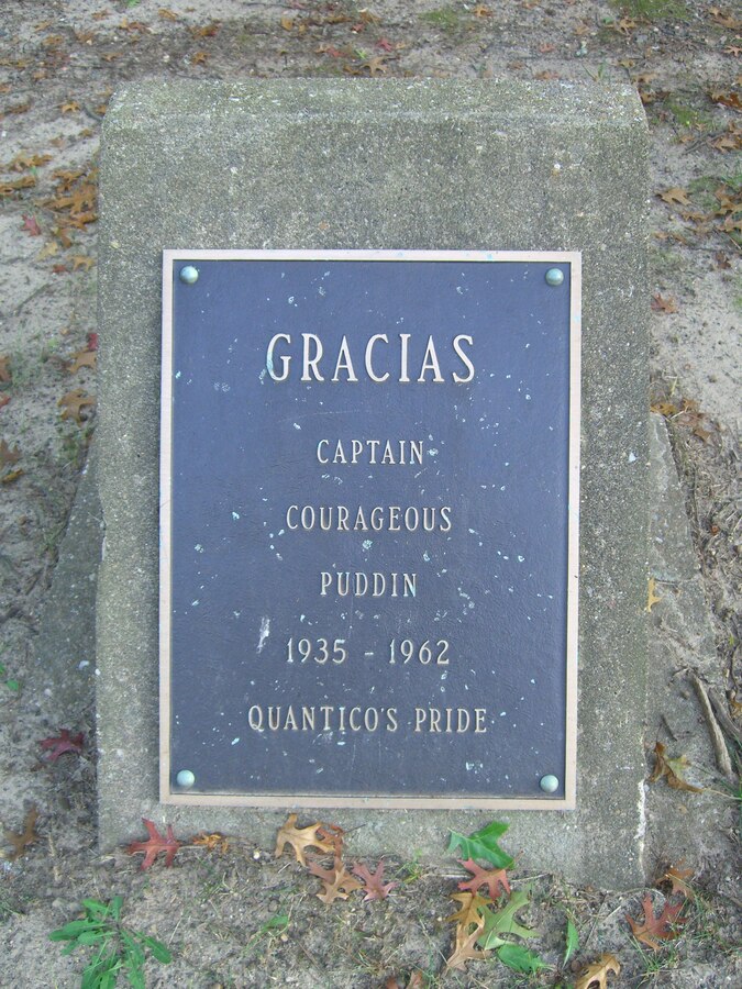 Gracias marker on Russell Road