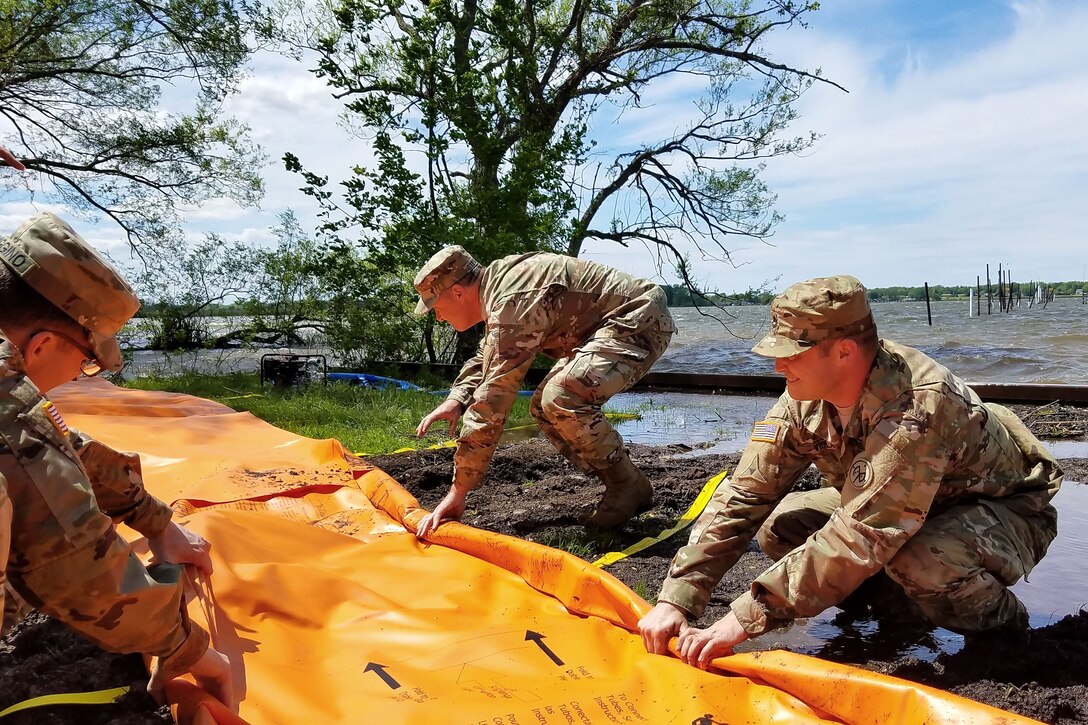 New York Army National Guardsmen deploy the Tiger Dam flood control system along the shores of Braddock Bay in Greece, N.Y., June 1, 2017. Army National Guard photo by Sgt. Lucian McCarty