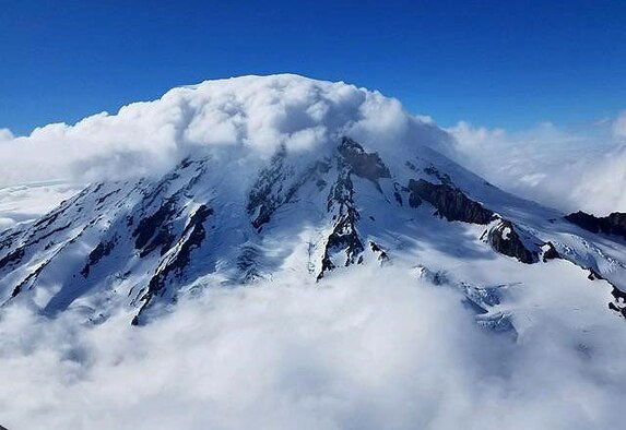 Air Force Reserve Guardian Angel members from the 304th Rescue Squadron, Portland, Oregon, combined forces with a U.S. Army Reserve CH-47 Chinook helicopter unit, out of Joint Base Lewis McCord, Washington, to rescue a stranded climber on Mount Rainier June 1, 2017. (U.S. Air Force courtesy photo)