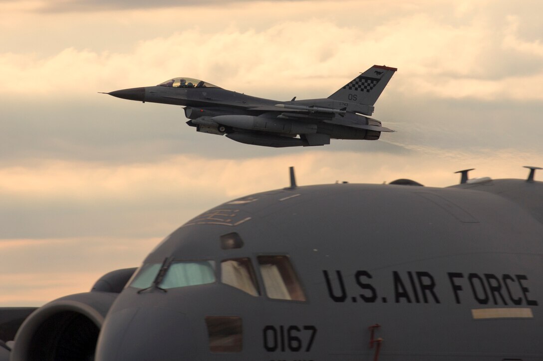 An F-16 Flighting Falcon assigned to the 36th Flighting Squadron, Osan Air Base, Republic of Korea takes off at Yokota Air Base, Japan, June 4, 2017. Fifteen F-16s transited to Yokota en route to Alaska. (U.S. Air Force photo by Yasuo Osakabe)