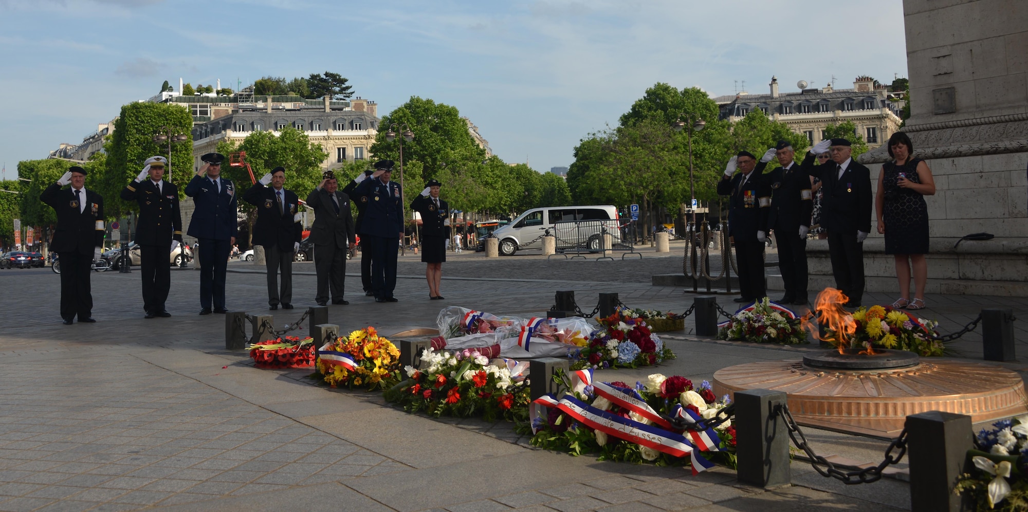French and Americans pay tribute at the Tomb of the Unknown Solider, at the Arc de
Triomphe, Paris, France, May 28, 2017. This Memorial Day is especially signifcant because
2017 marks the centennial of United States’ entry into the First World War. (U.S. Air Force photo
by Capt. Ben Sowers/Released)