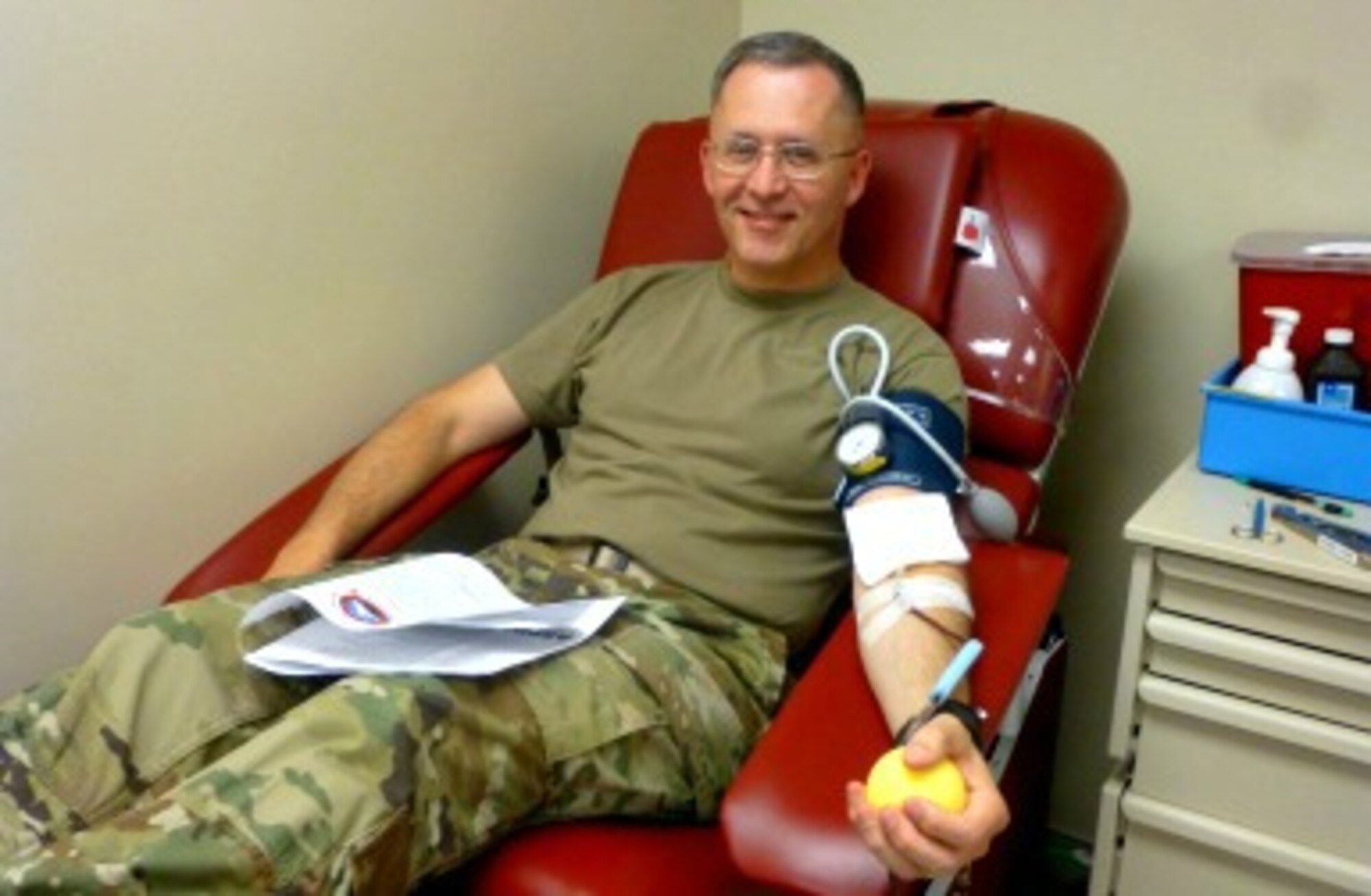 Army Col. Michael Place, commanding officer of the Madigan Army Medical Center at Joint Base Lewis-McChord, Washington, donated blood for the ASBP’s low titer type O whole blood program at the Armed Services Blood Bank Center-Pacific Northwest Oct. 7, 2016. (Photo by Victor Shermer, ASBP blood donor recruiter for the ASBBC-PNW)