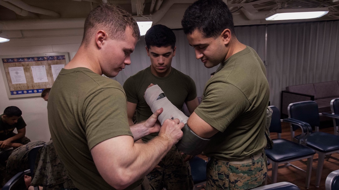 Marines with Echo Company, Battalion Landing Team, 2nd Battalion, 5th Marine Regiment, practice applying spints during a Combat Life Saver class aboard the USS Green Bay (LPD 20), at sea, Mar. 30, 2017. The Marines are currently on patrol as the Ground Combat Element for the 31st MEU. As the Marine Corps' only continuously forward-deployed unit, the 31st Marine Expeditionary Unit's air-ground-logistics team provides a flexible force, ready to perform a wide range of military operations, from limited combat to humanitarian assistance operations, throughout the Indo-Asia-Pacific region. 