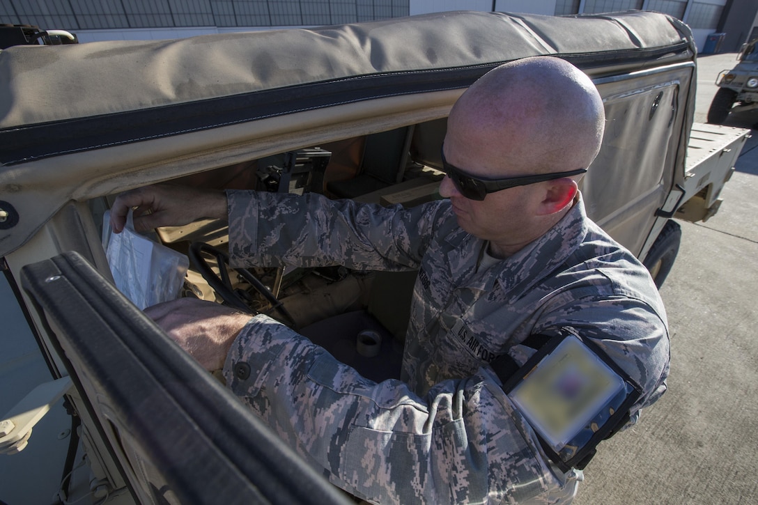 U.S. Air Force Tech. Sgt. Chris R. Weiss, ramp supervisor, 35th Aerial Port Squadron, 514th Air Mobility Wing, placards a Humvee during a joint mobility exercise with the 851st Transportation Detachment, U.S. Army Reserve, at Joint Base McGuire-Dix-Lakehurst, N.J., June 4, 2017. The aerial porters loaded two Humvees and a Heavy Expanded Mobility Tactical Truck Recovery Truck onboard a U.S. Air Force C-17 Globemaster III, which is assigned to the 305th Air Mobility Wing and is maintained and flown by the 514th Air Mobility Wing, Air Force Reserve Command. (U.S. Air Force photo by Master Sgt. Mark C. Olsen/Released)