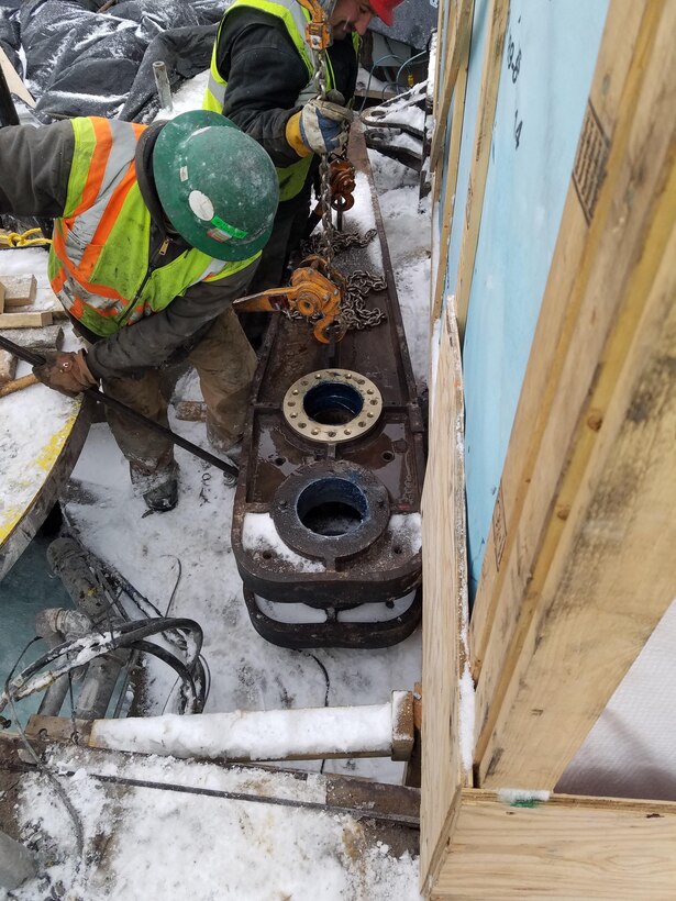 Installing lever arm for linkage assembly re-installation on the Poe Lock during Soo Locks 2017 winter work (U.S. Army Corps of Engineers, Detroit District Photo/Released).