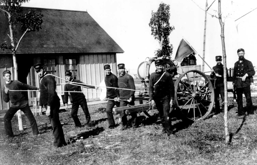 US Life Saving Service, unidentified keeper & crew, no date, standard uniforms 