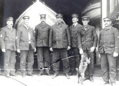 US Life Saving Service, Unidentified keeper & crew, no date, standard uniform

