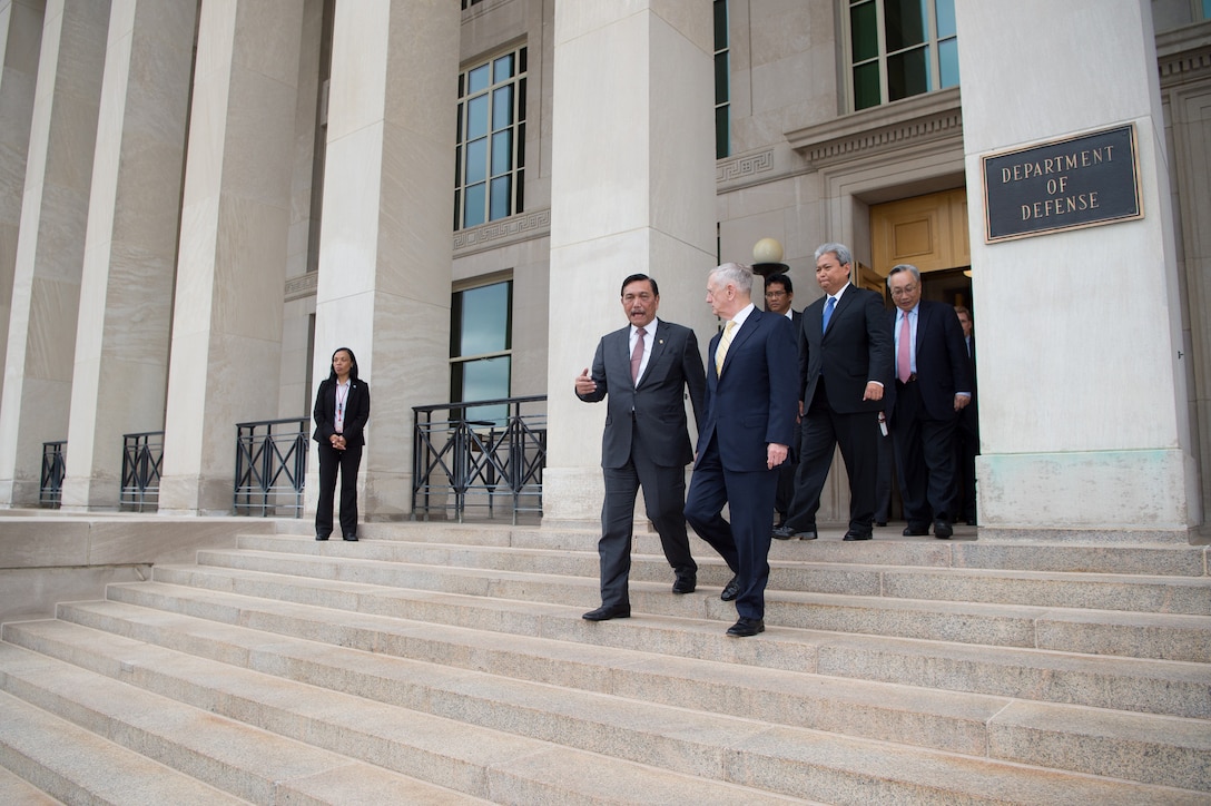 Defense Secretary Jim Mattis walks with Luhut Panjaitan, Indonesia’s coordinating minister for maritime affairs, following a meeting at the Pentagon, June 7, 2017. DoD photo by Army Sgt. Amber I. Smith