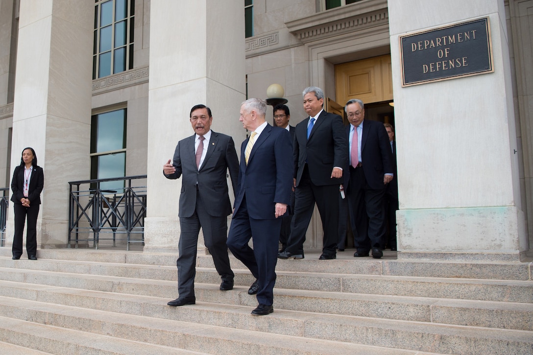 Defense Secretary Jim Mattis walks with Luhut Panjaitan, Indonesia’s coordinating minister for maritime affairs, following a meeting at the Pentagon, June 7, 2017. DoD photo by Army Sgt. Amber I. Smith