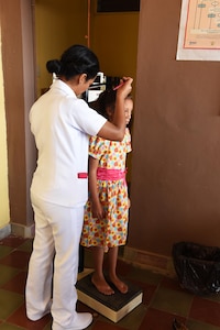 Rina Castillo, a local nurse weighs a child prior to seeing a medical staff from Joint Task Force-Bravo’s Medical Element at the Regional Health Center in the Tepanguare village located in La Paz, Honduras, May 24, 2017. Doctors from Joint Task Force-Bravo’s Medical Element support the clinic by providing free consultations every four weeks at the understaffed center, caring for patients and providing medications.