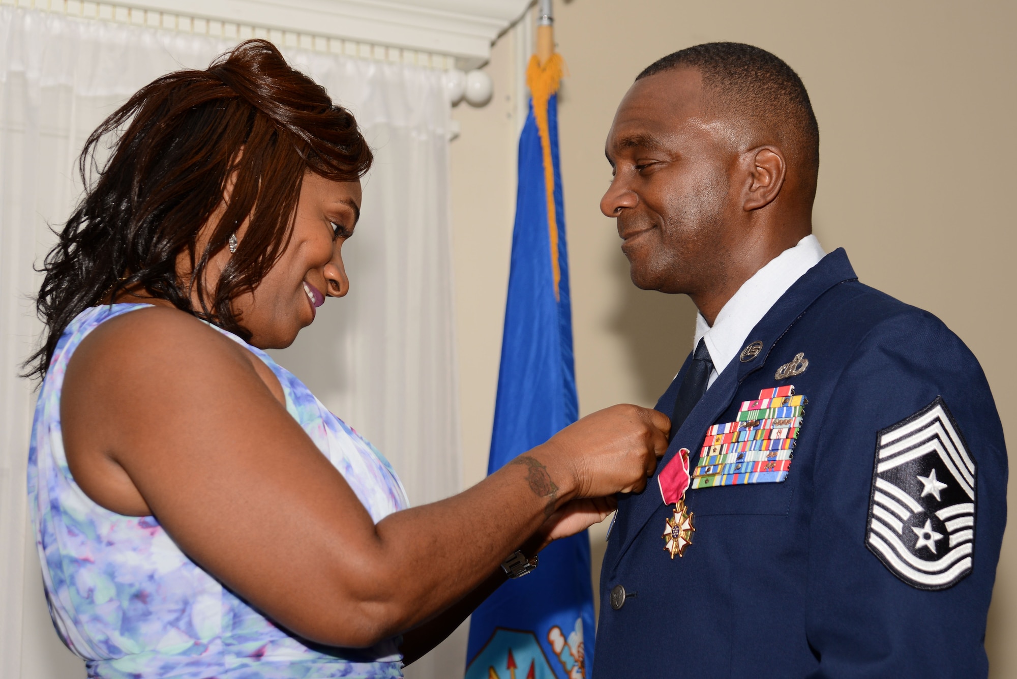 Danya McKinney places a retirement pin on Chief Master Sgt. Christopher McKinney, former 20th Fighter Wing command chief, during his retirement ceremony at Shaw Air Force Base, S.C., June 1, 2017. McKinney enlisted in August 1987 as a weather forecaster, serving in 17 duty positions across the globe including some in support of Operations Joint Endeavor, Iraqi Freedom and Enduring Freedom before becoming the command chief of the 20th FW. (U.S. Air Force photo by Airman 1st Class Kathryn R.C. Reaves)