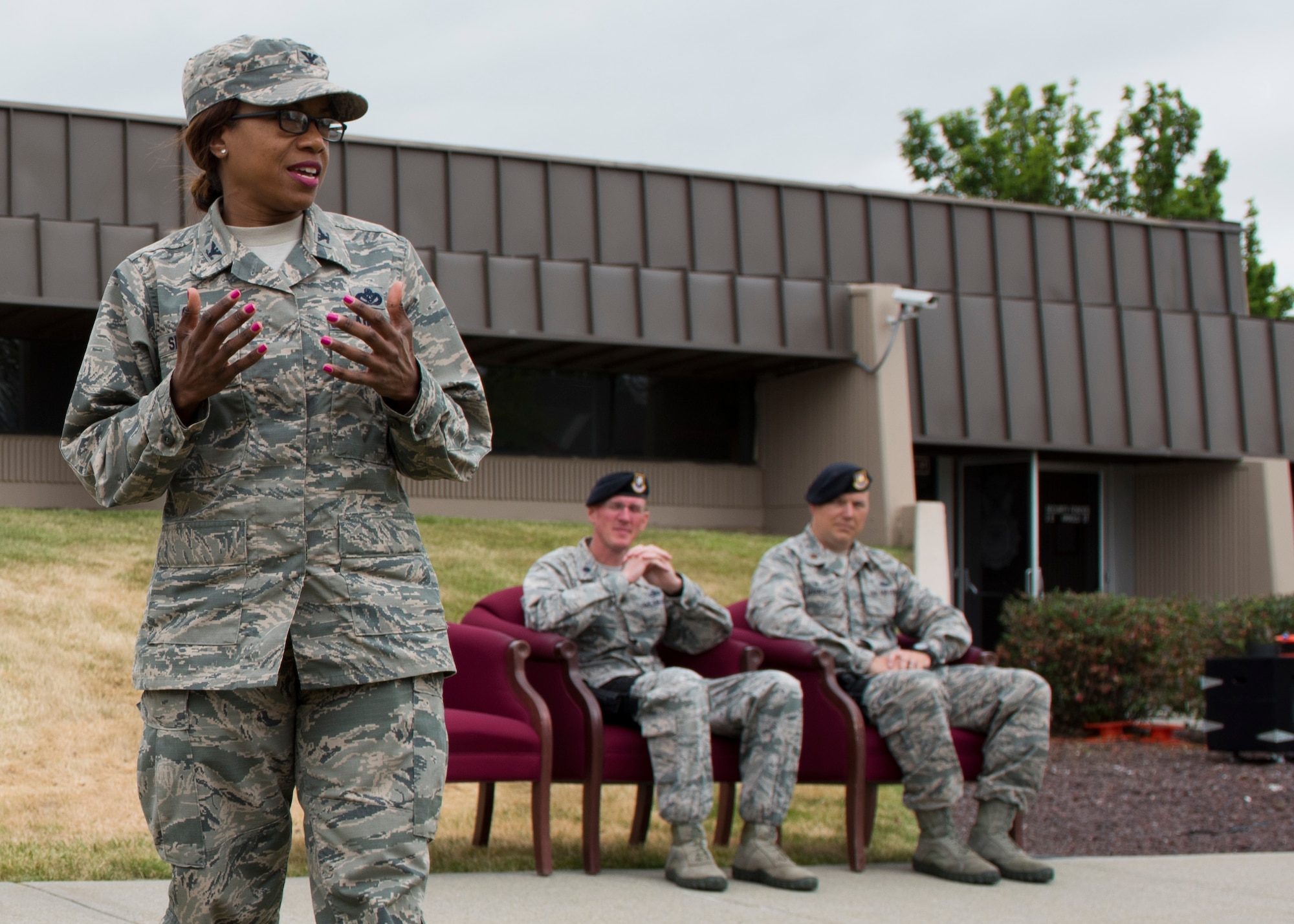 Col. Yvonne Spencer, 92nd Mission Support Group commander, bids farewell to Lt. Col. Kevin McMahon and welcomes Maj. Cameron Maher as the new 92nd Security Forces commander during a change of command ceremony June 8, 2017, at Fairchild Air Force, Washington. Spencer thanked McMahon for his many achevements during his term as 92nd SFS commander and then welcomed Maher and his family, offiering support from Team Fairchild as they adapt to their new home.
(U.S. Air Force Photo / Airman 1st Class Ryan Lackey)