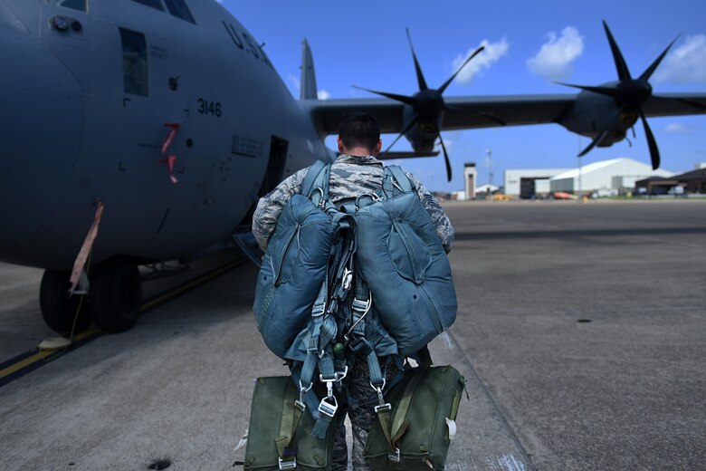 Little Rock AFB Airmen equip aircrew for worstcase scenarios > Little