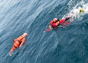 BARBADOS - Able Seaman Neil Parsons from the Royal Canadian Navy swims to rescue a simulated casualty as Her Majesty’s Canadian Ship KINGSTON conducts a Diver Recovery Position training during Exercise TRADEWINDS 17 in Barbados on June 09, 2017. (Canadian Forces Joint Imagery Centre photo by Avr Desiree T. Bourdon)