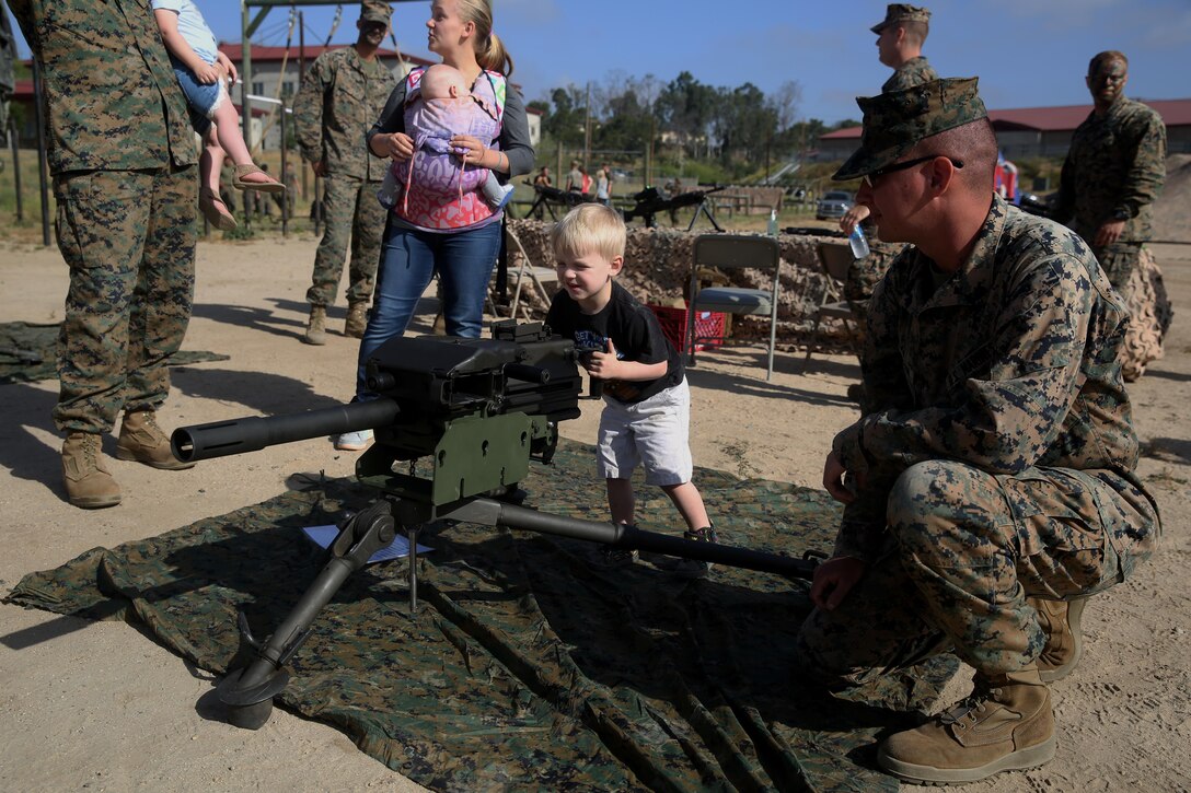 A child learns how to use a Mark 19 grenade launcher during the 9th Communication Battalion’s family day, April 28, 2017, at Camp Pendleton, Calif. The event was for spouses and children to meet Marines and experience what their loved ones do on a daily basis. (U.S. Marine Corps photo by Lance Cpl. Robert Alejandre) 