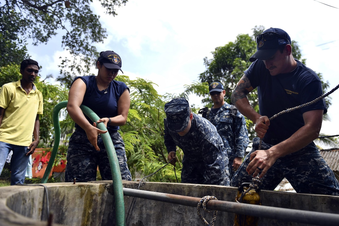 Navy sailors assigned to the Ticonderoga-class guided missile cruiser USS Lake Erie pump water to support humanitarian assistance operations in Sri Lanka in the wake of severe flooding and landslides that devastated many regions of the country in Colombo, Sri Lanka, June 12, 2017. Navy photo by Petty Officer 3rd Class Lucas T. Hans