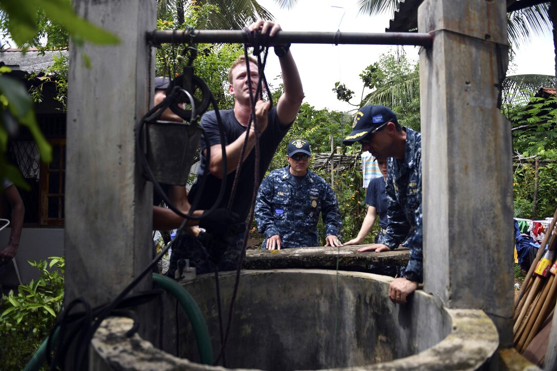 Navy Capt. Darren McPherson and sailors assigned to the Ticonderoga-class guided missile cruiser USS Lake Erie work with Sri Lankans to pump water to support humanitarian assistance operations in the wake of severe flooding and landslides that devastated many regions of the country in Colombo, Sri Lanka, June, 12, 2017. Navy photo by Petty Officer 3rd Class Lucas T. Hans