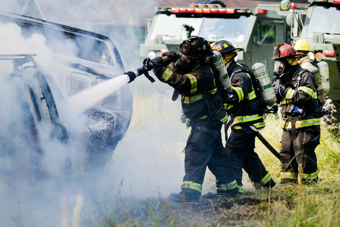 North Carolina Army and Air National Guardsmen extinguish a fire at simulated crash site during exercise Operation Vigilant Catamount in Dupont State Forest, Hendersonville, N.C., June 8, 2017. Army National Guard photo by Staff Sgt. David McLean