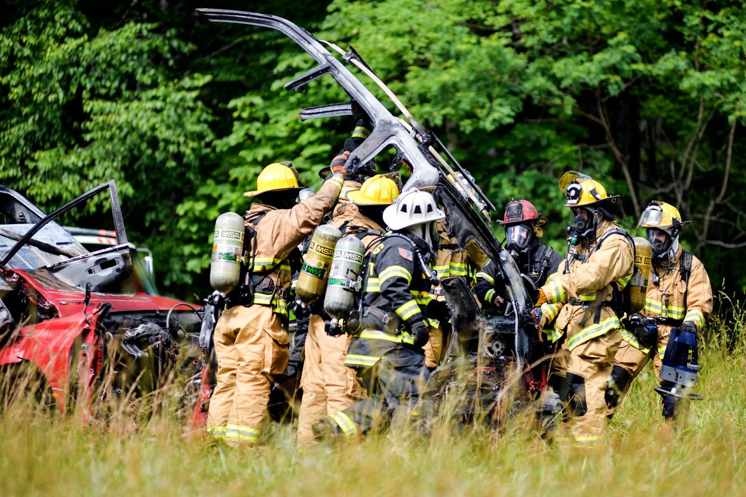 North Carolina Army and Air National Guardsmen search through simulated wreckage during exercise Operation Vigilant Catamount in Dupont State Forest, Hendersonville, N.C., June 8, 2017. Army National Guard photo by Staff Sgt. David McLean