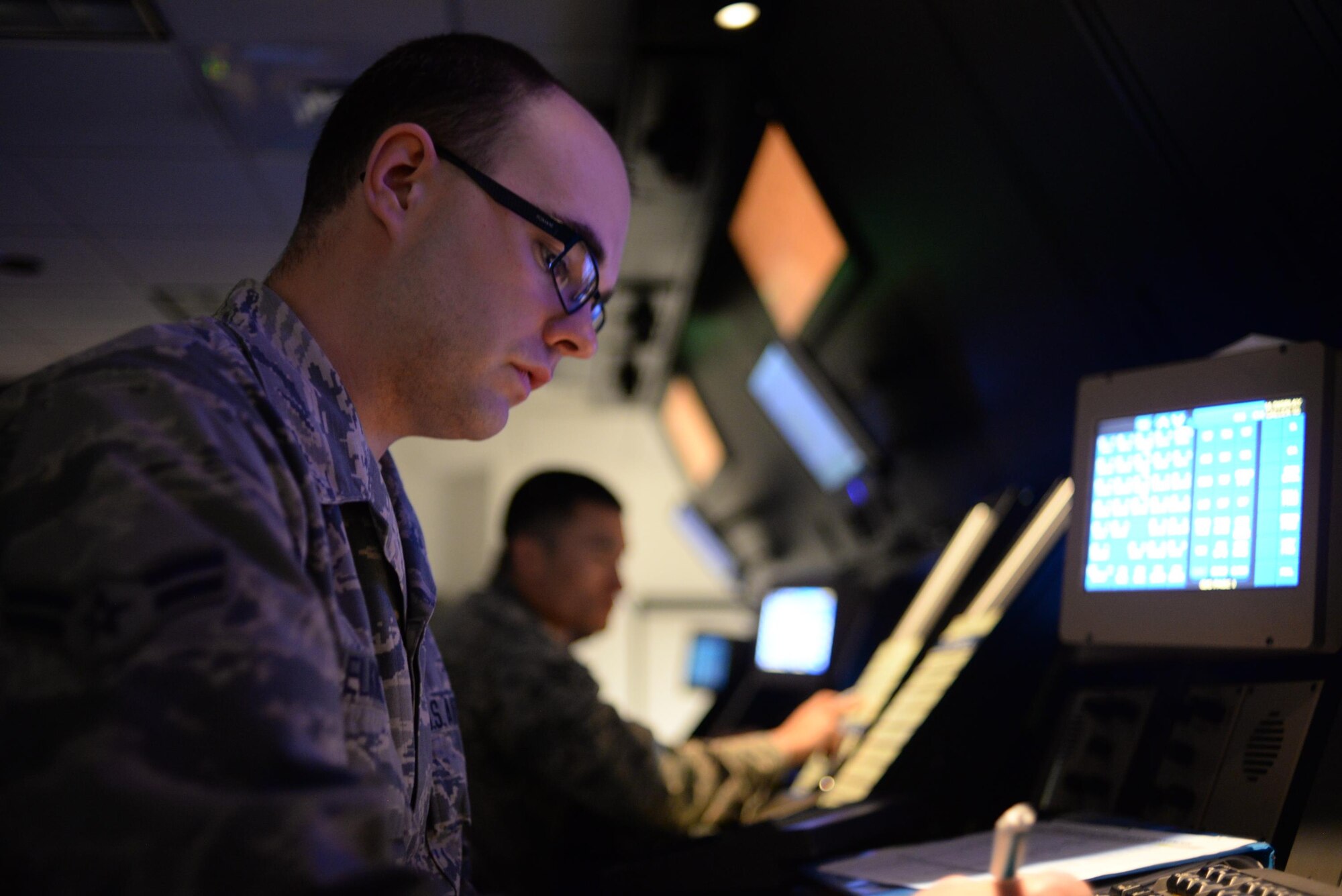 Airman 1st Class Alan Elkins, 14th Operation Support Squadron Air Traffic Controller, practices a position in the Radar Approach Control room May 31, 2017, on Columbus
Air Force Base, Mississippi. The RAPCON is where Air Traffic Controllers direct and coordinate flight paths for aircraft in flight.U.S. Air Force photo by Airman 1st Class Keith Holcomb)

