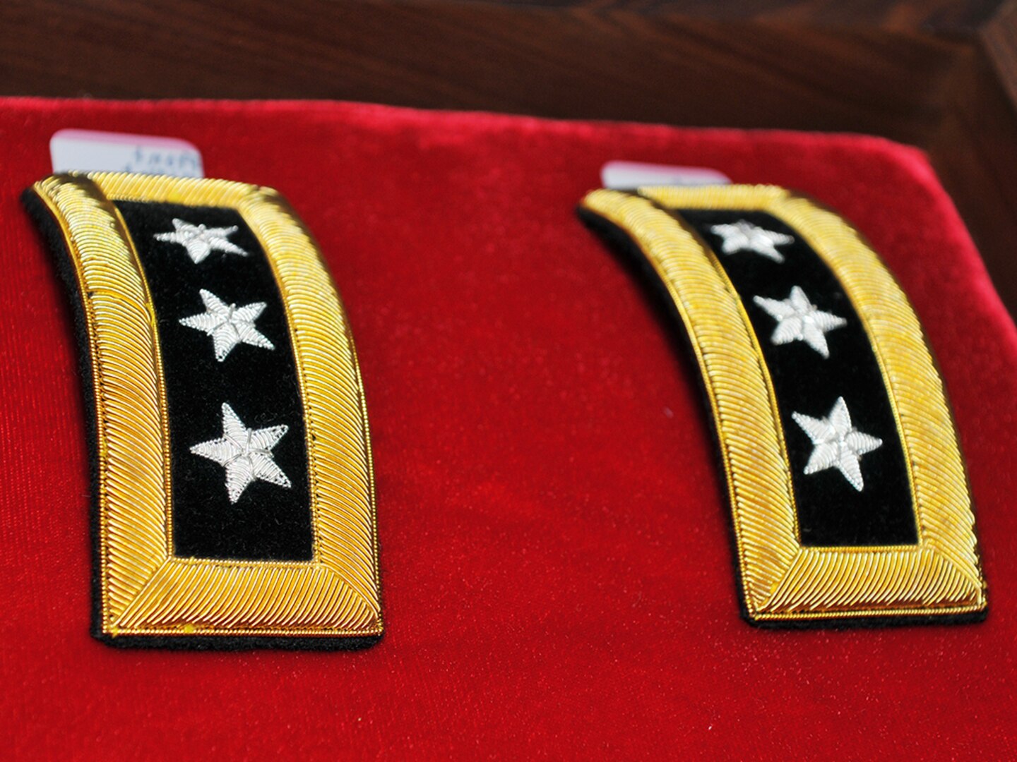 Close-up of the three-star shoulder boards for the Army Class A uniform.