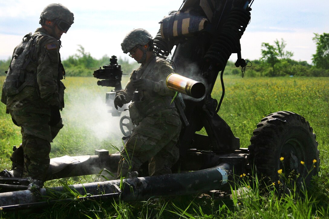 New York Army National Guardsmen move an empty casing during an air assault artillery raid at Fort Drum, N.Y., June 9, 2017. Army photo by Sgt. Alexander Rector