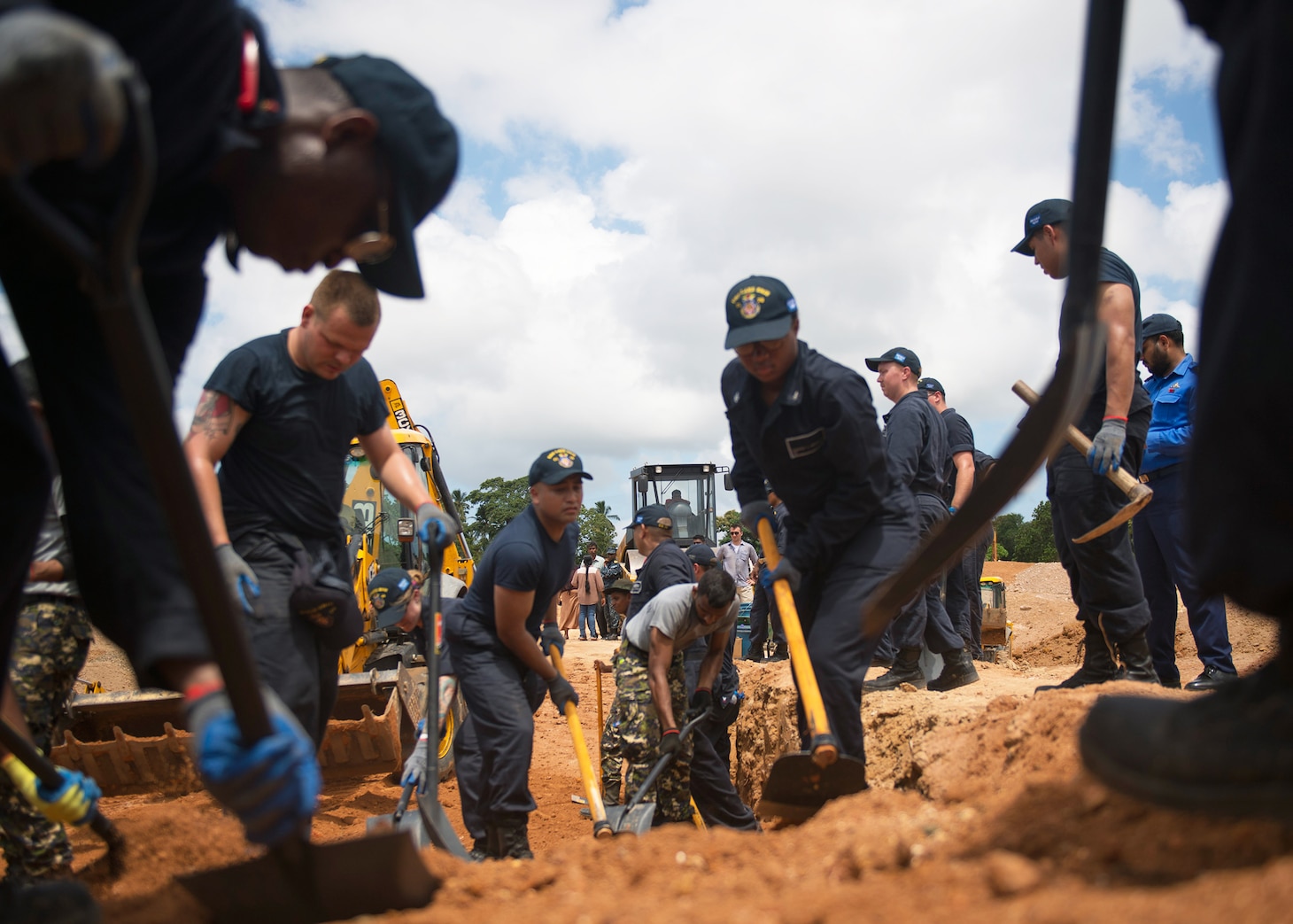 Sailors assigned to the Ticonderoga-class guided missile cruiser USS Lake Erie (CG 70) and the Sri Lankan marines rebuild a levee during support humanitarian assistance operations in response to severe flooding and landslides that devastated many regions of the country, June 13, 2017. 