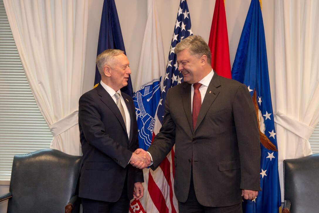 Defense Secretary Jim Mattis shares a light moment with Ukrainian President Petro Poroshenko while meeting with him at the Pentagon, June 20, 2017. DoD photo by Army Sgt. Amber I. Smith