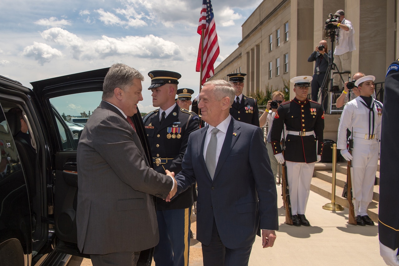 Defense Secretary Jim Mattis greets Ukrainian President Petro Poroshenko as he arrives at the Pentagon, June 20, 2017. DoD photo by Army Sgt. Amber I. Smith